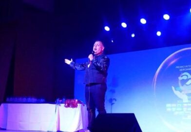 Distinguen a un docente de Pomán